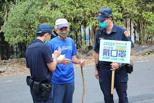 疫情嚴峻，彰化縣仍有登山健行民眾（中）24日未戴口罩遭員警開立勸導單，當事者趕緊戴上。（彰化縣警察局提供）中央社記者蕭博陽彰化縣傳真 110年5月24日