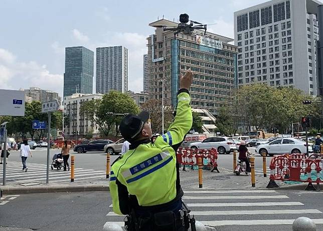 深圳交警的鐵翼無人機出動執法。