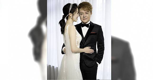 恭喜！歌王翁立友新年登記結婚　與愛妻婚紗曝光