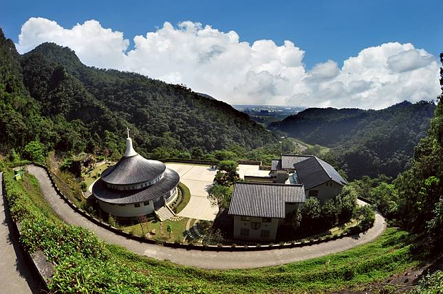 ▲聖母朝聖地的地理位置極佳，背倚五峰旗層巒山峰，可俯臨蘭陽平原，眺望龜山島，山稜線恰為宜蘭與台北的分界，氣象萬千，令人驚嘆不已！（圖/礁溪鄉公所）