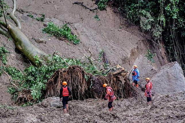 Rescue team members work on site after a landslide hit Sembahe village in Deli Serdang Regency, North Sumatra, Indonesia, Nov. 28, 2024. (Photo by Alberth Damanik/Xinhua)