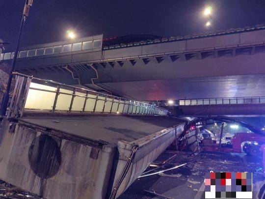 中國杭州市醫院前天橋被貨車頂撞垮。(圖擷取自網路)
