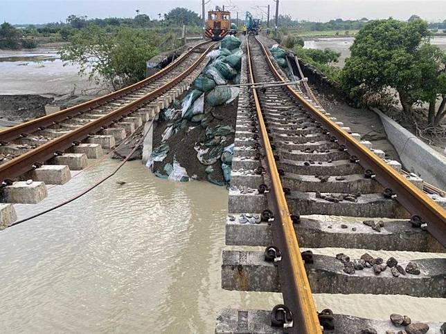 凱米颱風造成台鐵八掌溪橋路基流失、掏空，目前只剩鐵軌懸在半空中，台鐵嘉義南靖至台南後壁時無法通行。（圖／縣議員江佩曄提供）