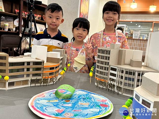 嘉義市府以「小小主人翁」為主角，透過模型、繪畫等方式，打造心目中的中央噴水圓環／嘉義市府提供