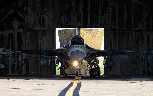 清泉崗空軍基地一名41歲胡姓地勤女士官長今（21）天上午執勤時遭經國號戰機進氣口吸入喪命。圖為示意照片。（圖：軍聞社提供）