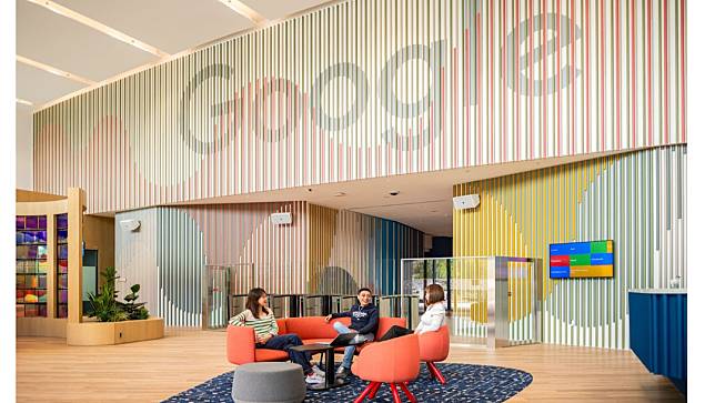 Google板橋新辦公室空間寬闊，到處都是休憩空間，讓員工聊天、交流。業者提供