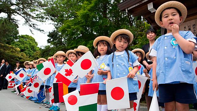 日本不少年輕父母喜歡當小孩取特殊讀音的名字。圖為2016年5月26日，一群小學生等待G7領導人抵達日本伊勢市參觀伊勢神宮。美聯社