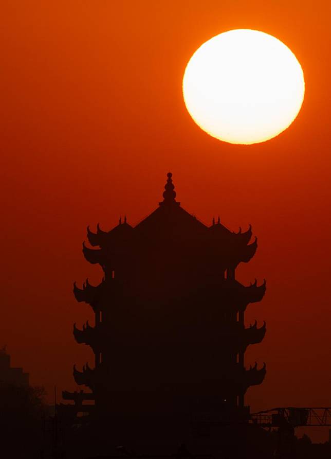 This photo shows the sunrise scenery at the Yellow Crane Tower in Wuhan, central China's Hubei Province, Jan. 1, 2025. (Xinhua/Hu Jingwen)