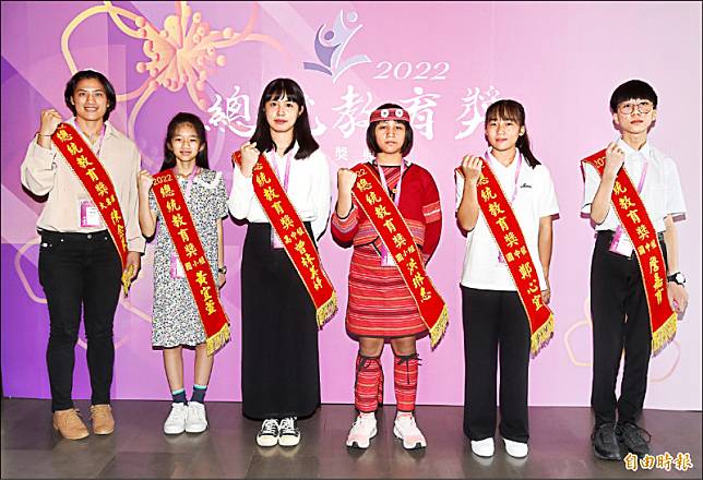 2022總統教育獎頒獎典禮昨日在台北舉行，左起陳念琴、黃宜萱、曾林美婷、洪琳惠 、鄭心宜、詹嘉育。(記者方賓照攝)