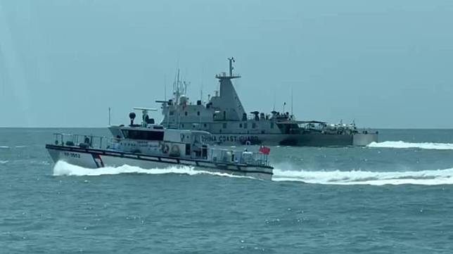 中國海警船闖金門限制水域遭我海巡驅趕。 圖：海洋委員會海巡署提供