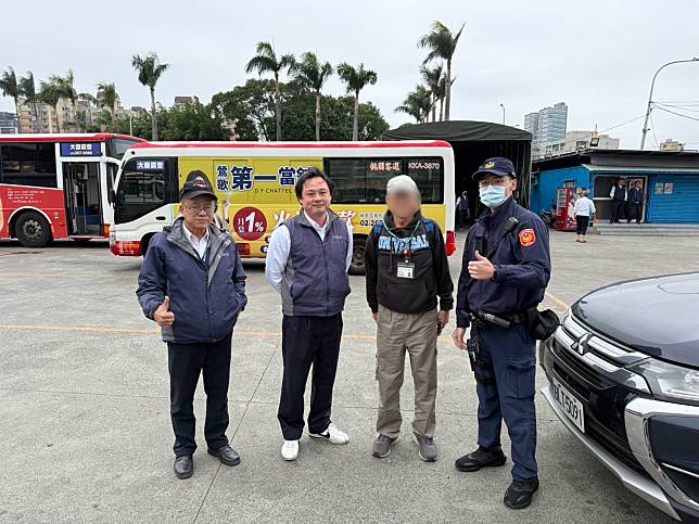 老翁向警方提到，旅居國外時，外國警方僅協助登記，未曾想過國內警方會如此積極高效率助其尋回手機。圖：警方提供