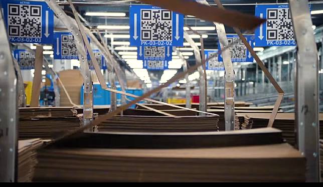 當訂單產生，物流中心就會自動開始製作符合尺寸的紙箱。圖片來源：取自 Walmart Marketplace。