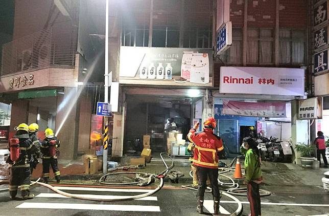 台南市中西區大同路一家寵物店凌晨失火，消防人員極力搶救，仍有廿五隻狗被燒死。（讀者提供）
