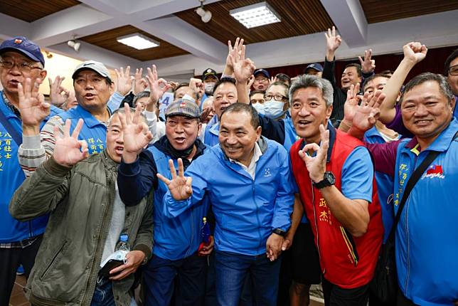 侯友宜十三日前往澎湖與立委候選人吳政杰前往北辰市場掃街，隨後至天后宮參香，更成立澎湖縣後援會。（記者蔣謙正翻攝）