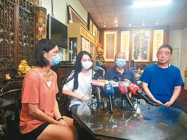台中李姓女大生（左二）被騙到柬埔寨，前天獲救回到台灣，昨和阿公（左三）和母親（左一）與里長陳建良（右一）一起向各界道謝。記者游振昇／攝影