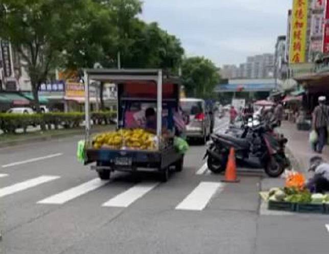 新明市場附近，日前有一台發財車占用馬路賣芒果。圖：翻攝自爆廢1公社