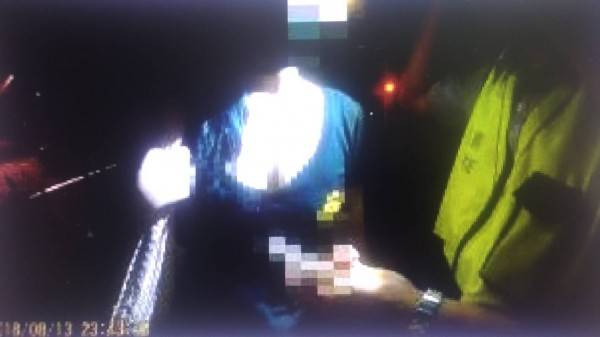 有太陽花女王之稱的劉喬安，今日凌晨0時許著熱褲、黑色低胸薄紗，搭計程車在台北市辛亥路三段上，持K他命被保安警察大隊員警攔查。(記者鄭景議翻攝)