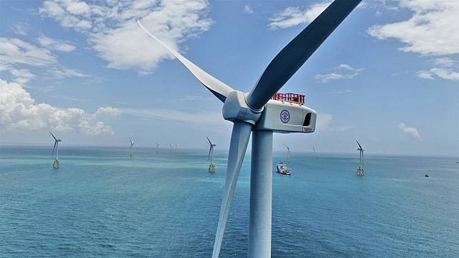 台電離岸風電里程碑，最近21部風機全數完成初始併聯，是經濟部能源局離岸風場示範案之一。（經濟部提供）