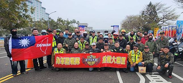 海軍陸戰隊重機車聯盟車隊遊行宣導2024年台南古都國際半程馬拉松賽事。（記者陳治交攝）
