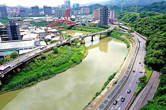 基隆河自行車道串連計畫完工後，可串連至台北市南港展覽館。(新北市政府提供)