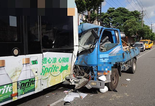 一輛雙節公車違停沙鹿區台灣大道七段路邊，蔡姓小貨車駕駛恍神撞上。（記者陳金龍翻攝）