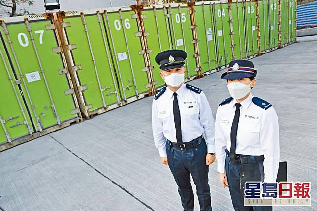 參與警方遺體處理專責小組的沈立志總督察（左）和吳培議督察（右），早前運送大量遺體往富山殮房臨時凍櫃。