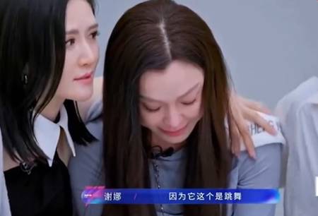范瑋琪無人邀請當場落淚 。（圖／翻攝自微博）