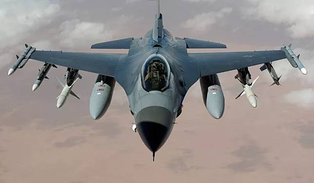 儘管美國日前同意交付被寄與厚望的 F-16 戰機援烏，烏軍也證實將接受有關駕駛該機的培訓，但距離能實質投入作戰，甚至駕輕就熟預估還要半年，甚至更長時間。 圖：翻攝自推特@_joker_111