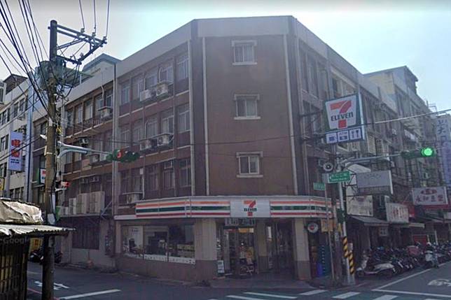 桃園中壢7-11店員自掏腰包幫阿嬤買電池，暖心舉動引發社群熱烈轉發。圖／翻攝自Google Map