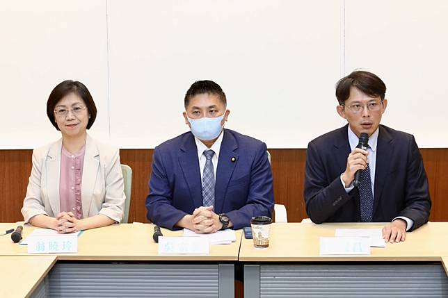 黃國昌批評今天憲法法停召開的說明會荒謬至極，並呼籲大法官勿成為民主的太上皇。（王侑聖攝）