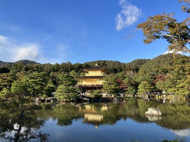 金閣寺和它的水面倒影，是京都旅遊的代表景色。