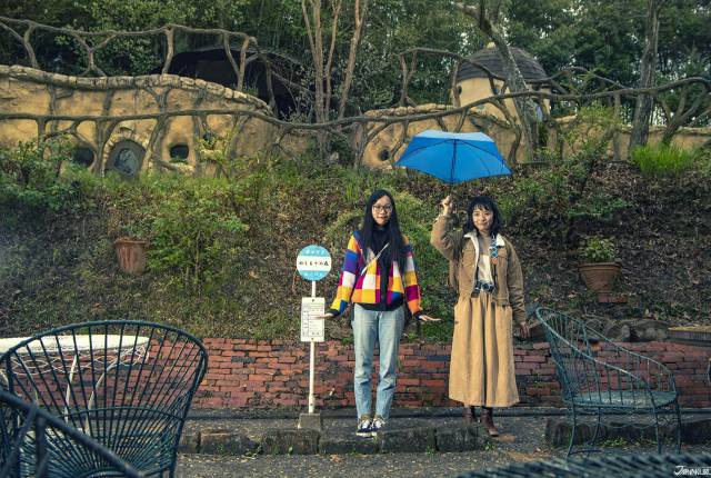 
<p>這是不是有點經典等待龍貓巴士場景呢？佐佐木先生獨到的暖心歐風村莊「溫暖之森」，也許為總是在現實生活中忙碌的我們，找回一些純粹的溫暖。</p><p>
</p><p>
<b>▶溫暖之森（ぬくもりの森）</b></p><p>
　 地址：静岡県浜松市西区和地町2949</p><p>
　 營業時間：請看官網所示<a href=