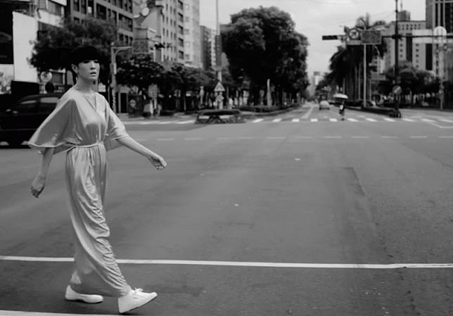 陳珊妮今年3月發表新單曲《教我如何做你的愛人》，即是以「陳珊妮AI」模型演唱的一首歌。 圖：翻攝自《教我如何做你的愛人》MV