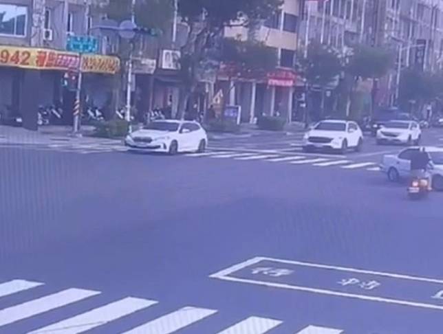 高雄市成功一路與海邊路發生直行機車與左轉的自小客車碰撞事故，機車騎士和女兒受傷倒地，女童送醫搶救仍宣告不治。（圖：苓雅分局提供）