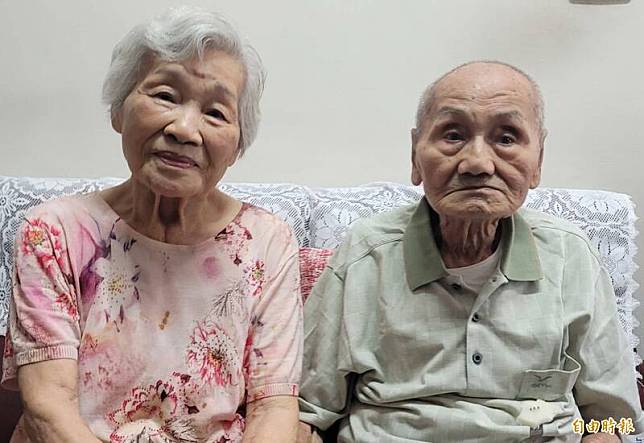 98歲的鍾懃興阿公與96歲的鍾邱喜鑾阿嬤，結婚80年橡樹婚。(記者葉永騫攝)