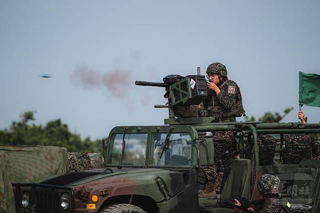 官兵操作40榴彈槍，向海面目標進行射擊。（軍聞社記者陳彥樺攝）