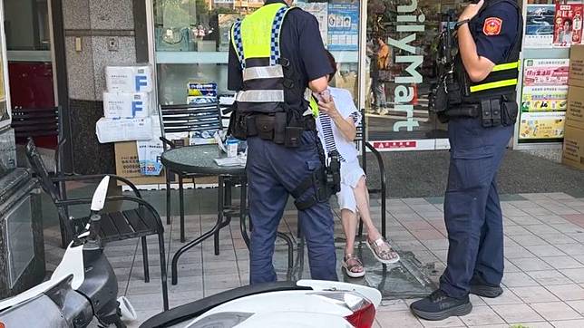 肇事吳姓女駕駛(白衣者)已高齡81歲，對於車禍發生原因，她辯稱「完全不知道」。民眾提供