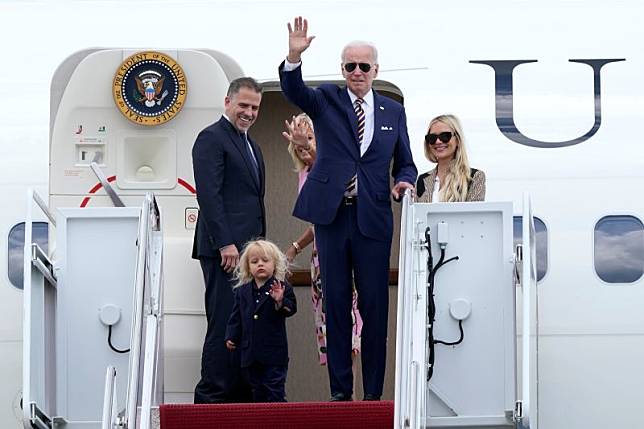 ▲美國總統拜登10日帶家人前往南卡羅萊納州度假，包括他才2歲的小金孫。（圖／美聯社／達志影像）