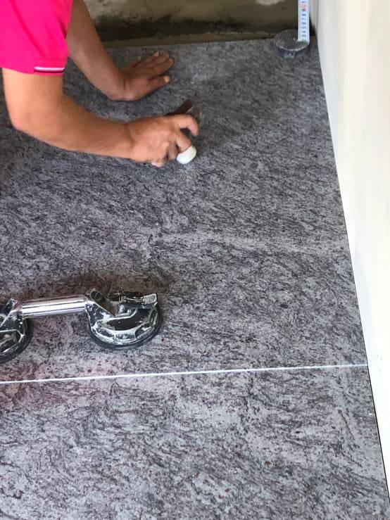 
          <p>如此一塊塊調整施作，接下來重覆同樣的工序。 </p><br  /> Credits: homify / <a href=