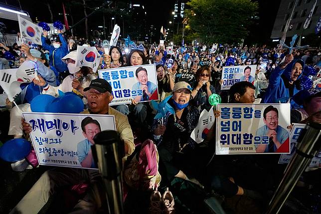 2025年6月3日晚間，共同民主黨總統候選人李在明的支持者正在等待選舉結果。（美聯社）