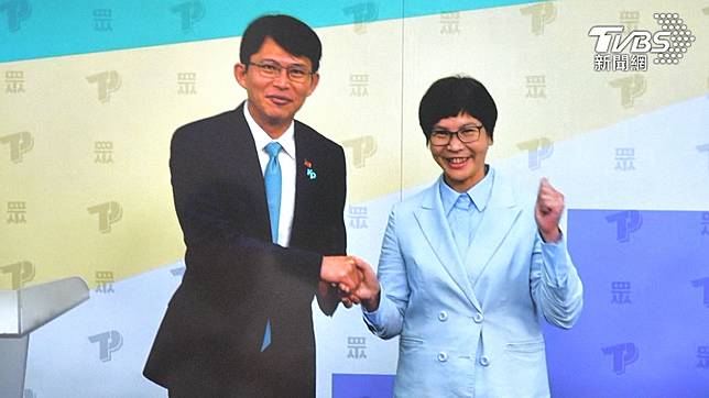 蔡壁如（右）在黨主席補選時暗諷黃國昌（左）。(圖／翻攝民眾之聲畫面)