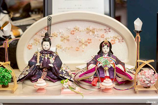 
<p>女兒節娃娃，又稱「雛人形」、「雛人偶」，是大家最常知道的日本節句娃娃，顧名思義，就是每年3月3日本女兒節時，日本人家裏會擺出來祈願自家女兒健康平安長大的娃娃。在<a href=