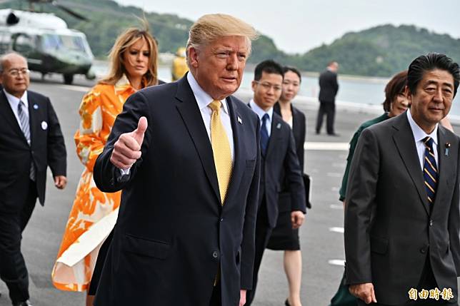 美國總統川普(中)和第一夫人梅蘭妮亞，5月28日在日本首相安倍晉三(右一)陪同下，登上日本海上自衛隊護衛艦「加賀號」。(法新社檔案照)