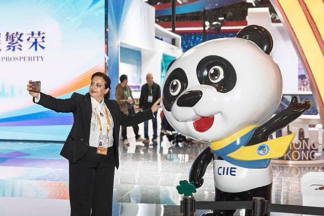 An exhibitor poses for a selfie at the booth of China during the 7th China International Import Expo (CIIE) in east China's Shanghai, Nov. 7, 2024. (Xinhua/Wang Xiang)