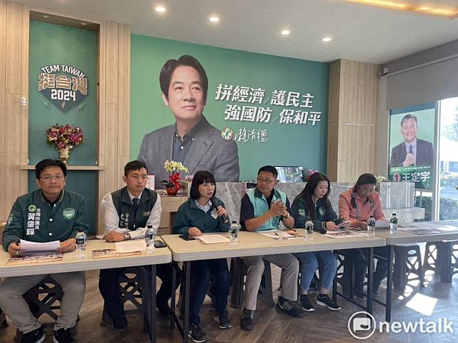 賴清德台南競選總部舉行記者會，競總執行總幹事蔡筱薇、民進黨團總召郭鴻儀、台南市議員黃肇輝、沈家鳳、沈震東、蔡麗青以「你的一票，讓台南重返榮耀」作為訴求，號召民主聖地台南鄉親勇敢站出來投票，用手中的選票支持同為出身台南的賴清德、蕭美琴，「選一個跟你一樣好的台南人」。 圖：黃博郎／攝