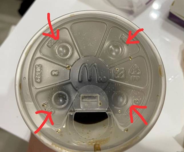 有女網友發現麥當勞冷飲杯蓋上出現「4個凸起圓點」，而引來內行解答用途。（圖／翻攝爆廢公社臉書）