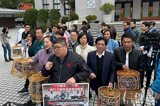 在內政委員會閃電通關《選罷法》修正案後，無法進入會議室開會的綠營立委浩浩蕩蕩要找韓國瑜陳抗卻撲空。（攝影／張全慶）