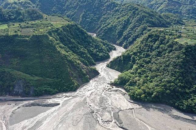 台20線高雄桃源山區明霸克露橋便道，今天中午12點半搶通，下午先開放3個時段供民眾緊急通行，明天再增加通行時段。(公路總局第三區養護工程處提供)