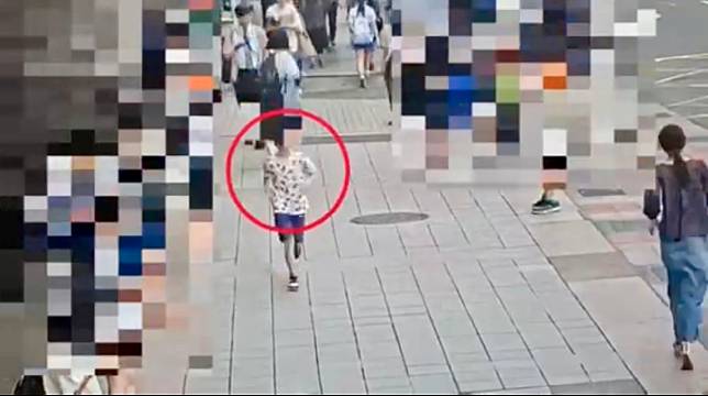 監視器拍到男童在中正紀念堂附近奔跑走失。（圖／翻攝畫面）