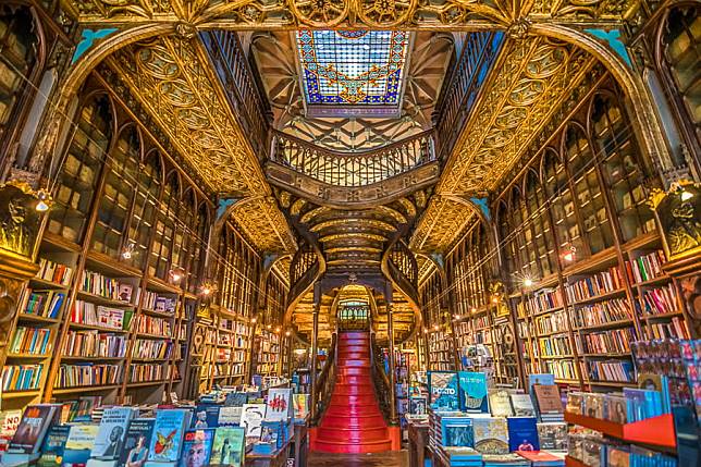 號稱全球最美書店之一的萊羅書店Livraria Lello 圖/ Shutterstock.com